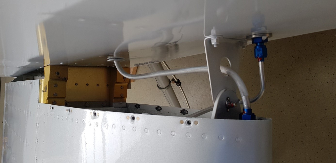 De brandstofleidingen tussen vleugel en romp