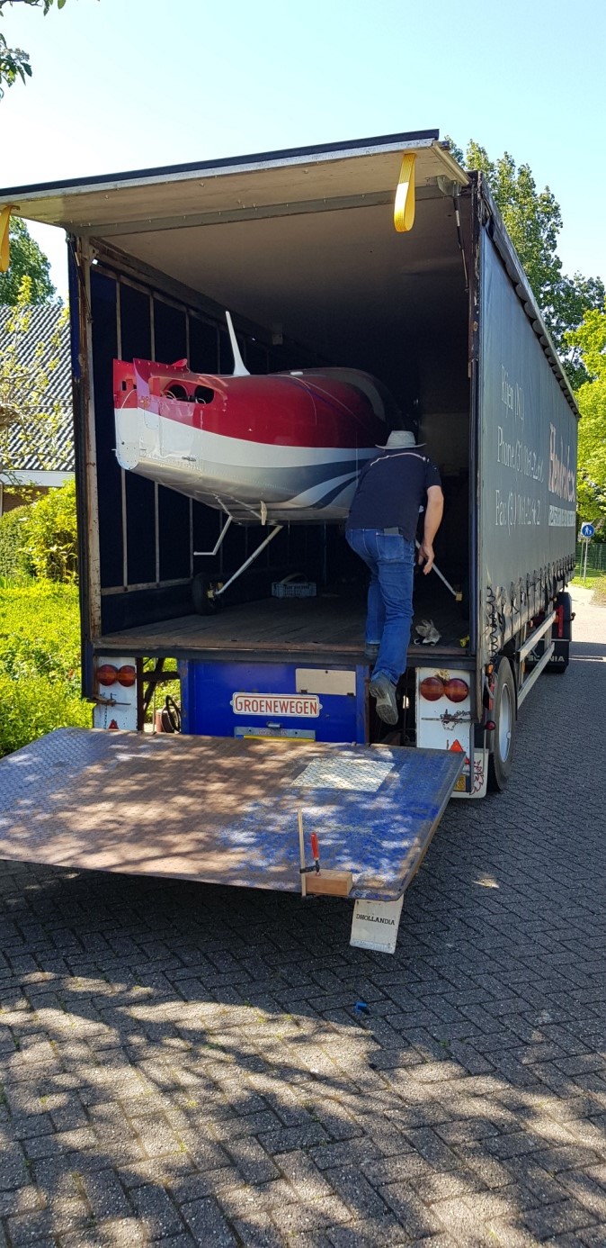 12 Mei 2020, Transport naar Lelystad. Henkjan helpt met het inladen en vastzetten.